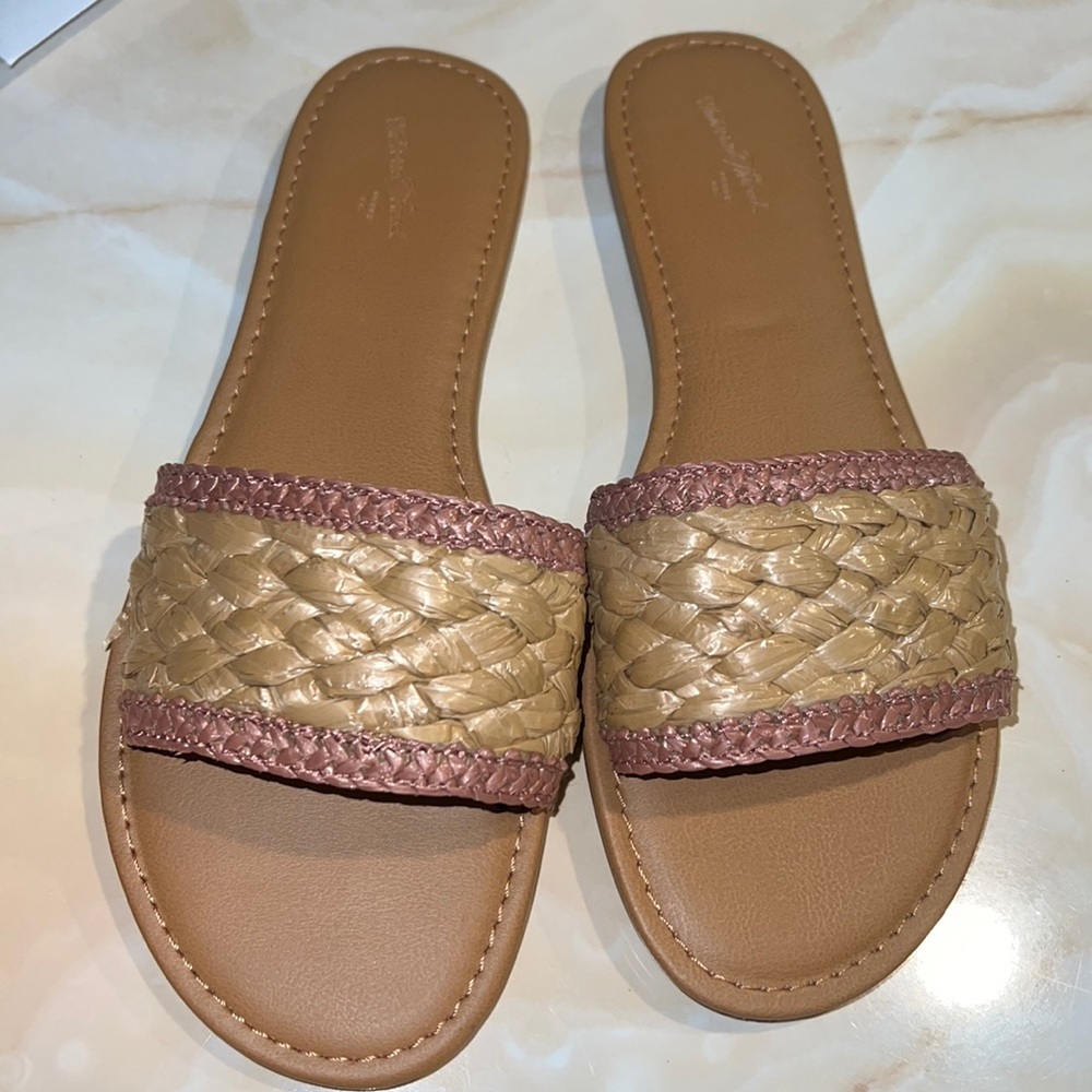 NWOT Dez Universal thread Goods Co Slides